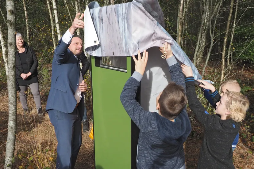 2018 153 wethouder erik gietgoorn en schoolkinderen onthullen het informatiepaneel