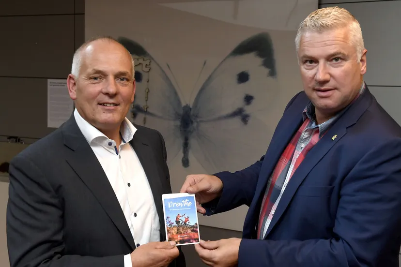 2018 85 overhandiging nieuwe vouwkaart aan gedeputeerde brink