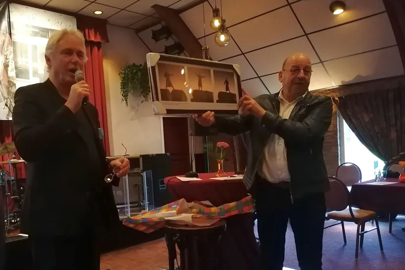 albert haar rechts en lukas koops links overhandiging cadeau foto dries zwikker 002