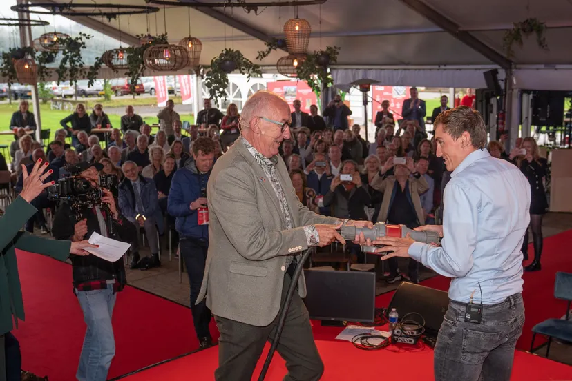 alfa college regiodirecteur jan berend van der wijk verricht de openingshandeling met student niels hoogeveen