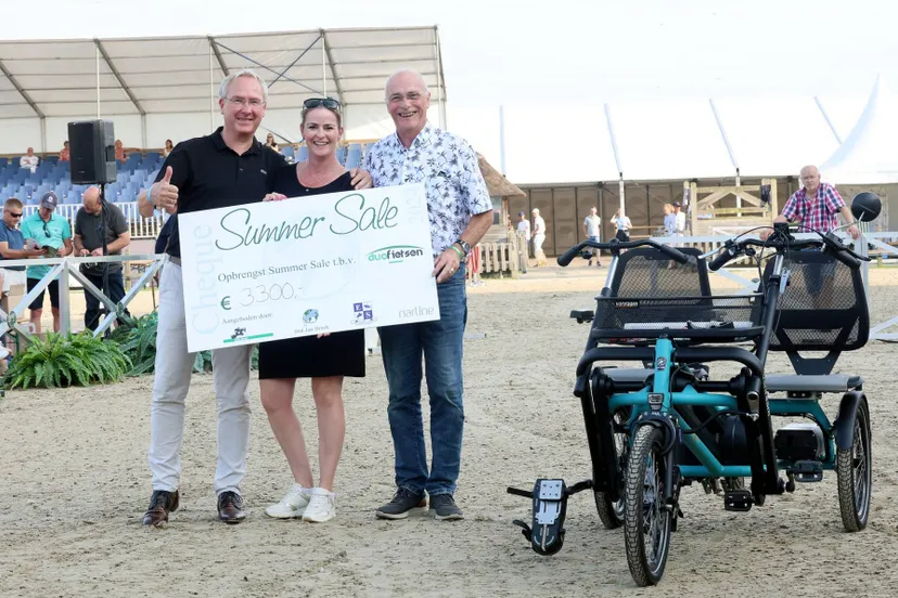 ch aanbieding cheque voor duofietsen foto hans khoe