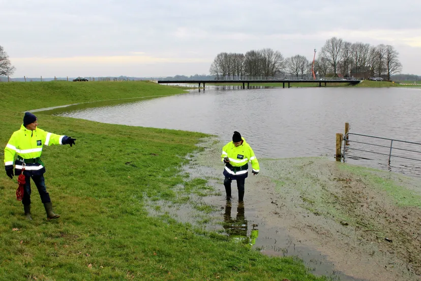 dijkwacht vecht hoogwater januari 2018