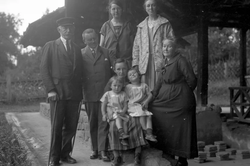 dr archief 1 groepsfoto met tenminste drie generaties rechts bovenin beeld haj ann schrer immens collectie schrer drents archief da2031049