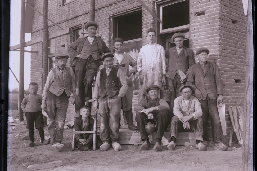 dr archief linde arbeiders poseren voor de foto tijdens de bouw van bakkerij hartholt aan de linderweg te linde
