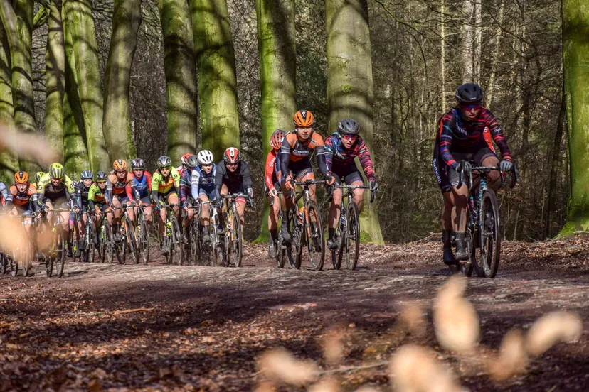 dr ronde worldtour deelnemers onderweg op de drenste keien foto ronde van drenthe