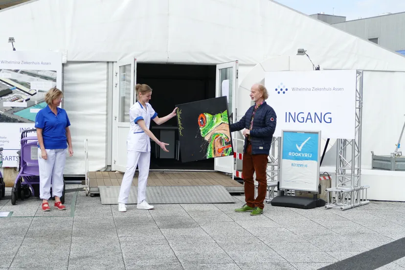 erik zwezerijnen overhandigt schilderij aan maruja reilman van b1