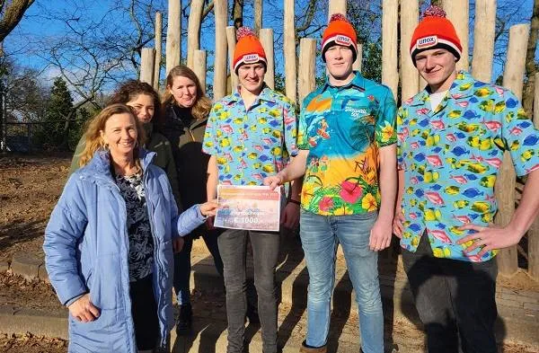 ijhorst nieuwjaarsduik overhandiging geld ijhorst