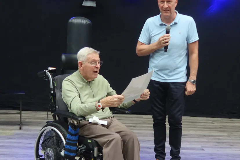 noorderboog jan blaauw overhandigt cheque aan dhr van der munnik def