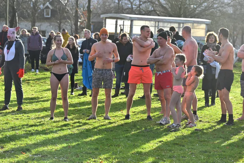 pn01012024 de wijk nieuwjaarsduik2