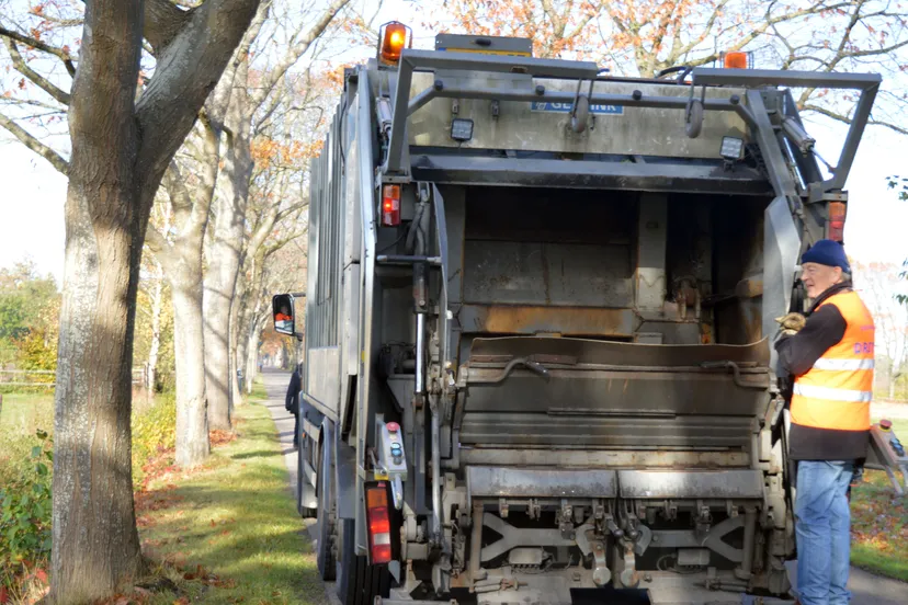 pn03112018 bert damming als vuilnisman2