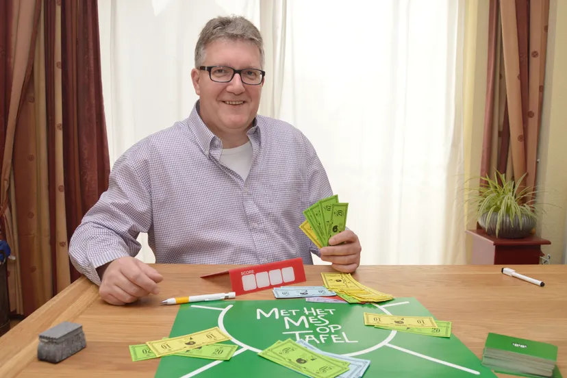 pn06032015 douwe oosterveen mes op tafel