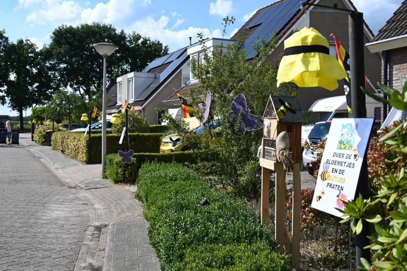 pn24082022 ruinen straatversiering trompenweg2