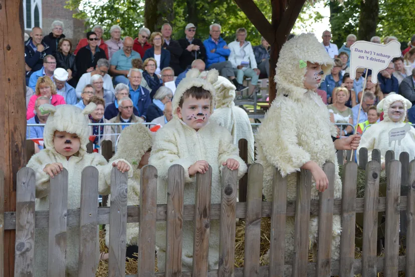 pn26082017 optocht ruinen11