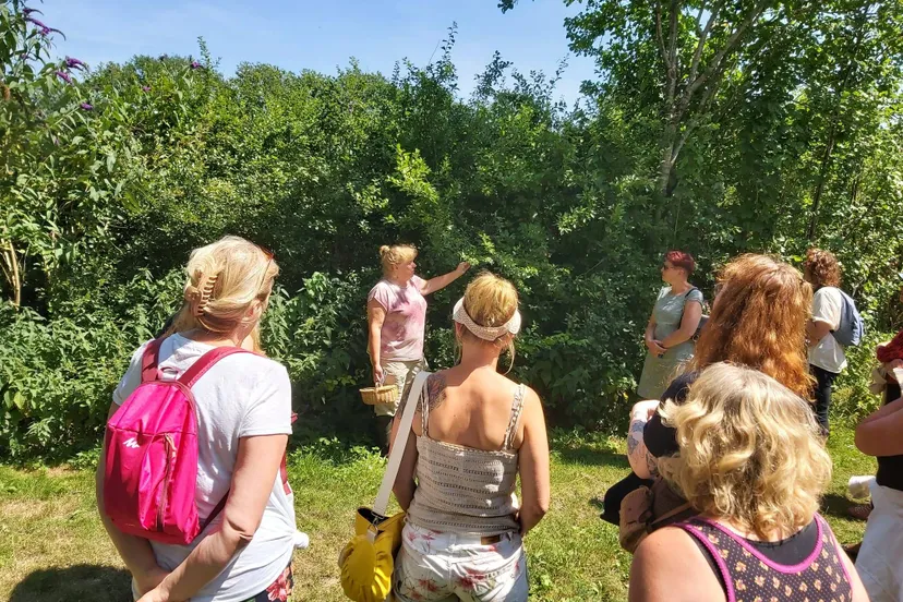 reestdal wildplukster olga vertelt onderweg over sleedoorn foto innerbalance by corina