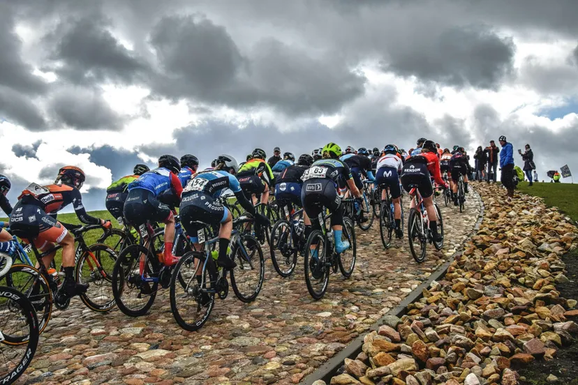 ronde van drenthe foto strijd op de vam berg 2019 foto harm van alst scaled