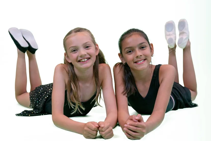 scala 2 meisjes dans liggend wit