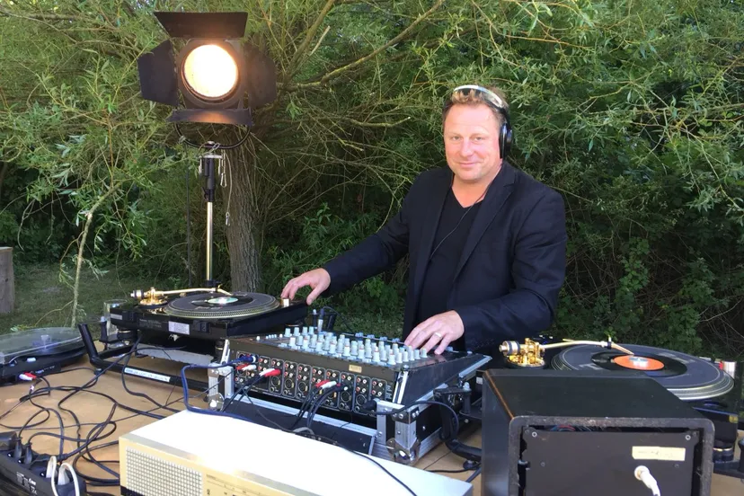 serge vinkenvleugel aan het werk achter de draaitafels