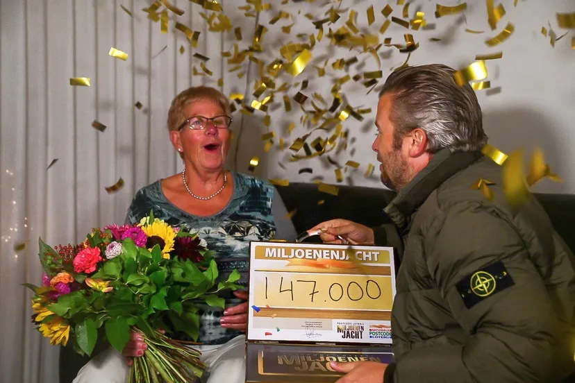 thuiswinnaar alie wint 147000 euro bij postcode loterij miljoenenjacht en laat buren mee winnen