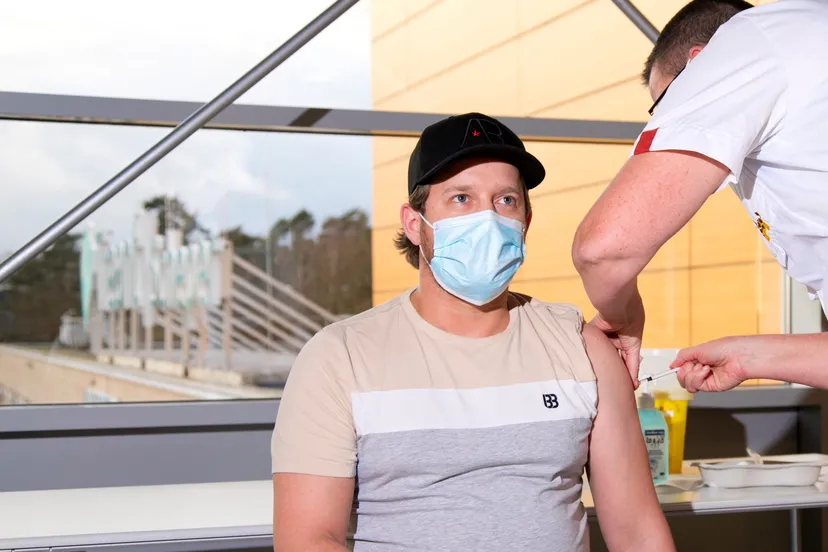 treant medewerker bart de jong krijgt coronavaccin