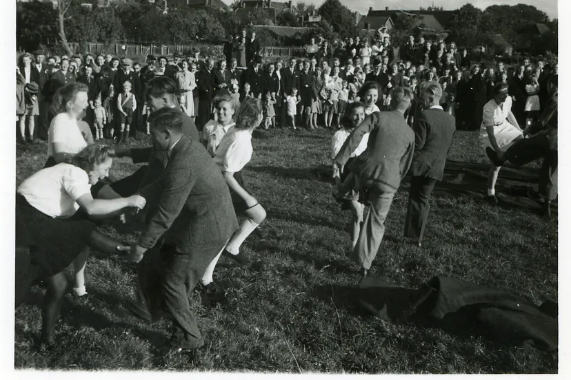 uitgelaten feestvierders bij de bevrijding van hoogeveen collectie historische kring hoogeveen dr 110