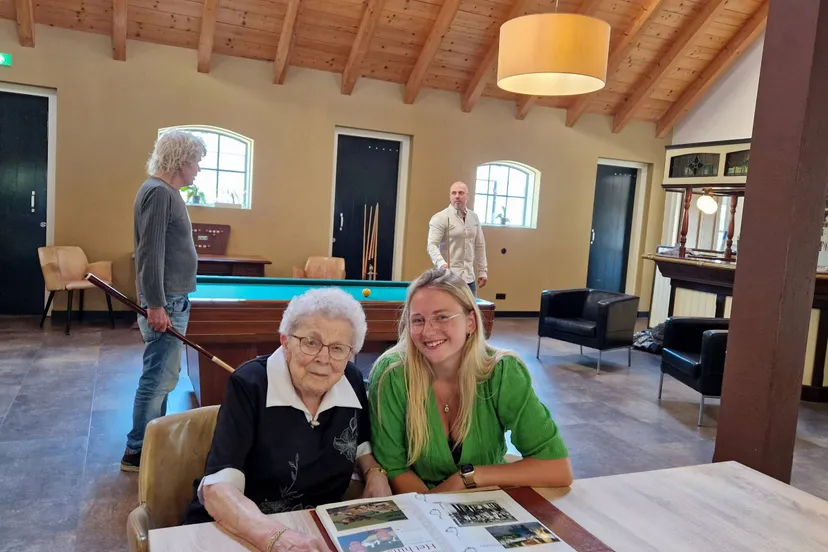 ded vaort aimy benjamins met een deelnemer aan de dagbesteding op de achtergrond ramon bosch en een client