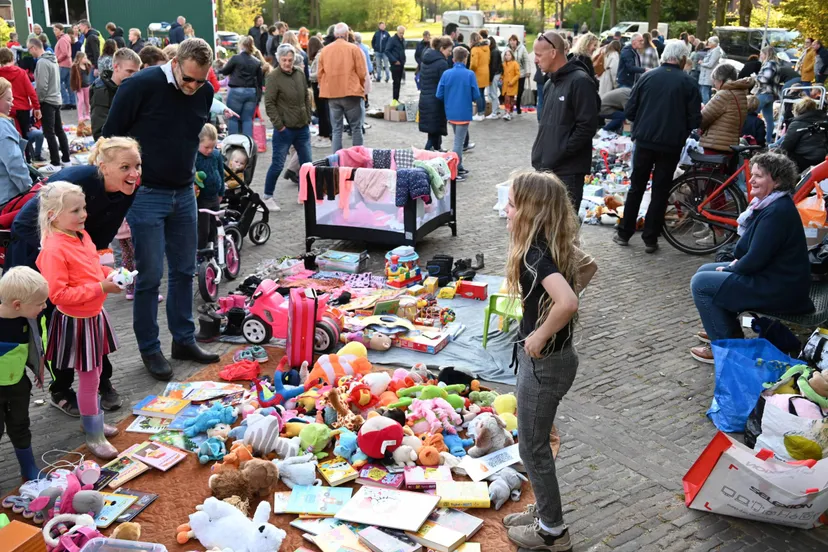 pn26042022 zuidwolde oranjeavond vrijmarkt1