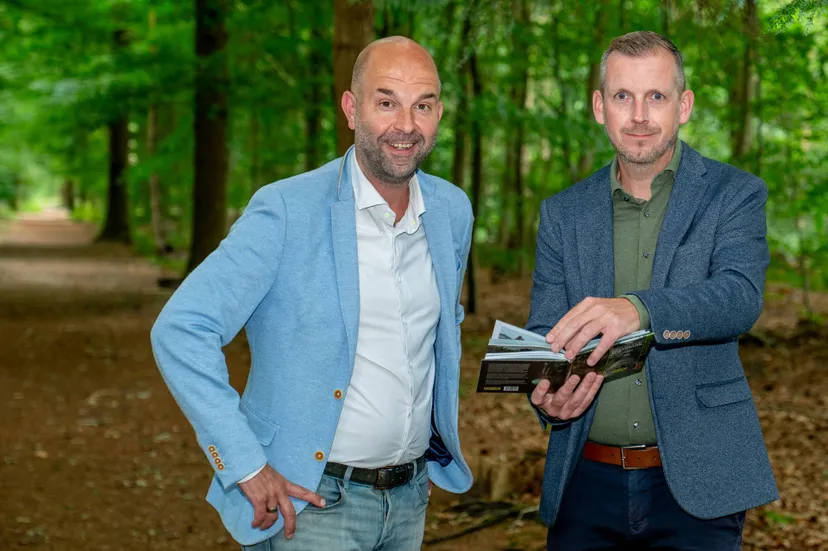 dr landschgap spaarbanlkbos boekje links mark tuit en rechts roel wiersma foto kim stellingwerf