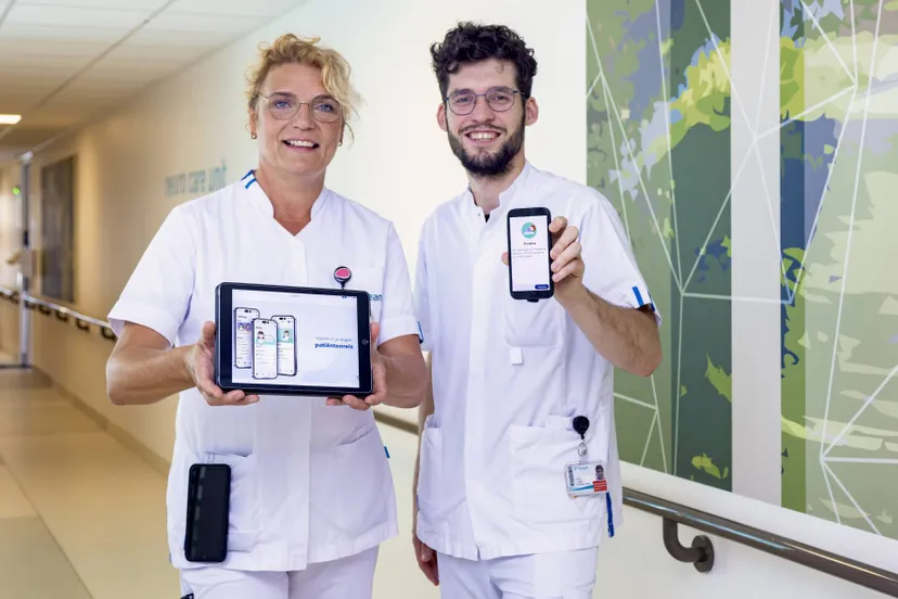 Treant Ina Geukes en Nick Laan laten de thuismonitoringsapp zien