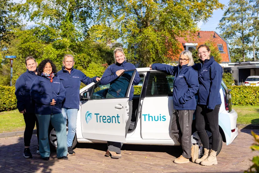 Treant  Collega’s van Treant Thuis bij een van de auto’s