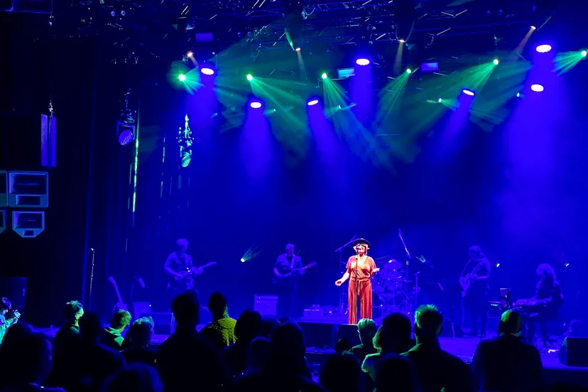 1 nieuwe friese songs geven fries toekomst hetty boonstra met krusigje foto provincie fryslan