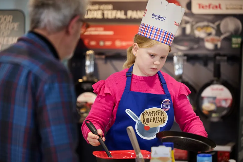 anniek verbunt tijdens de pannenkoekbakwedstrijd