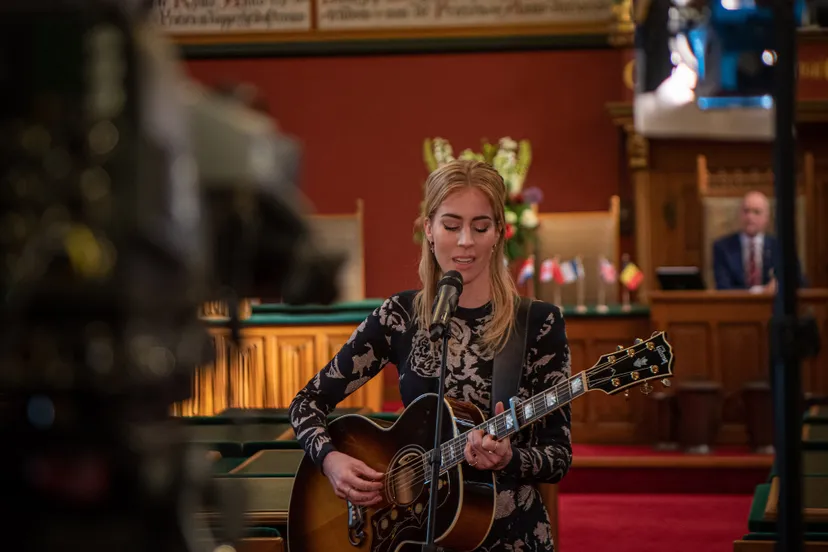 elske dewall tijdens optreden in provinciale staten om te vieren dat fryslan 75 jaar geleden werd bevrijd