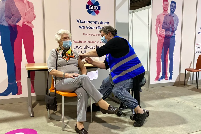 foto eerste vaccinatie drachten