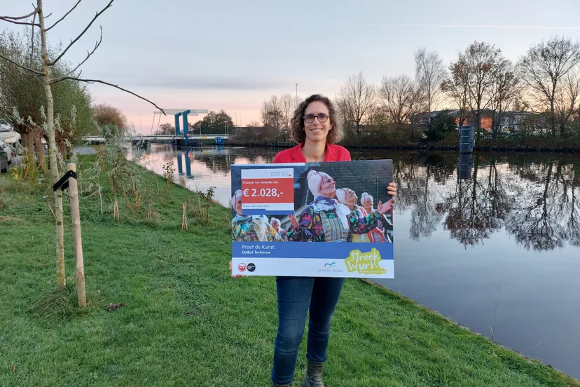 foto elise van beek met de gewonnen prijs
