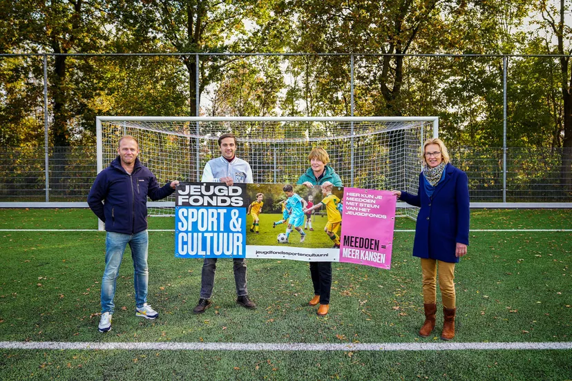 foto met banner dfm 3 pers