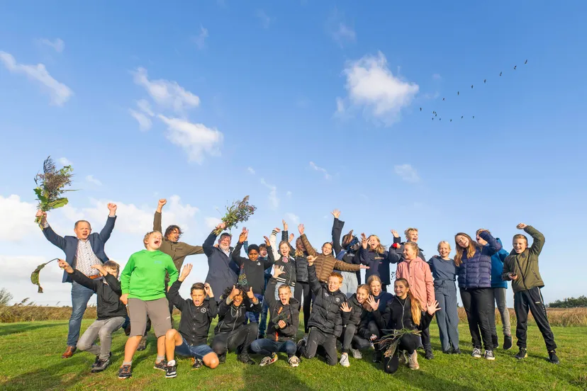 leerlingen groep 8 obs dr theun de riesskoalle openen natuurwandelpad