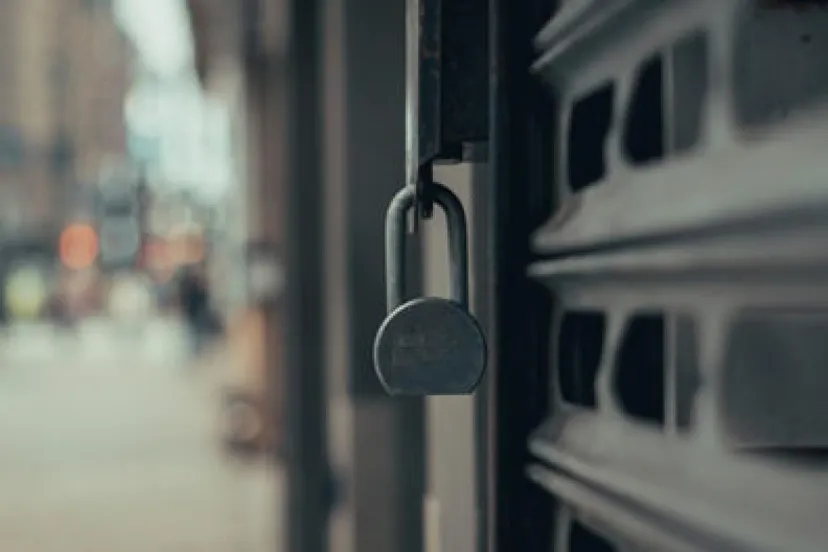 ondernemers ondermijning deur met hangslot