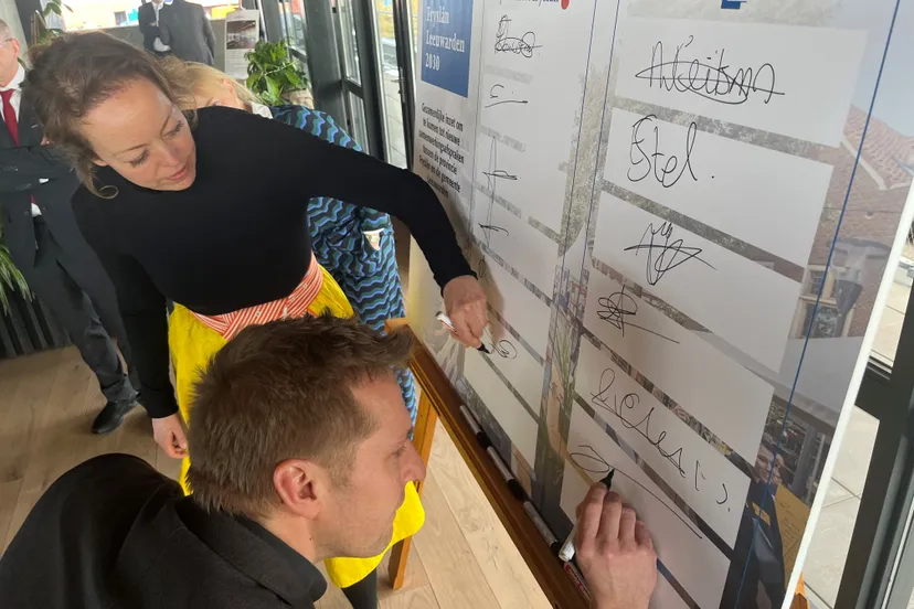 poepjes en kuiken zetten handtekening