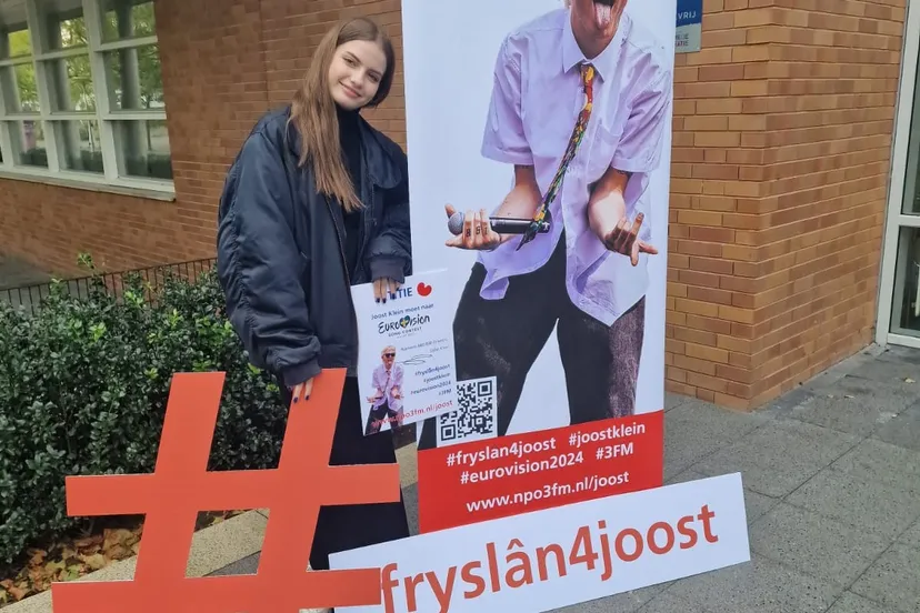 scholieren met joost en hashtags op de foto