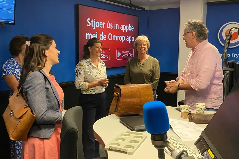 staatssecretaris en gedeputeerde bij omrop fryslan