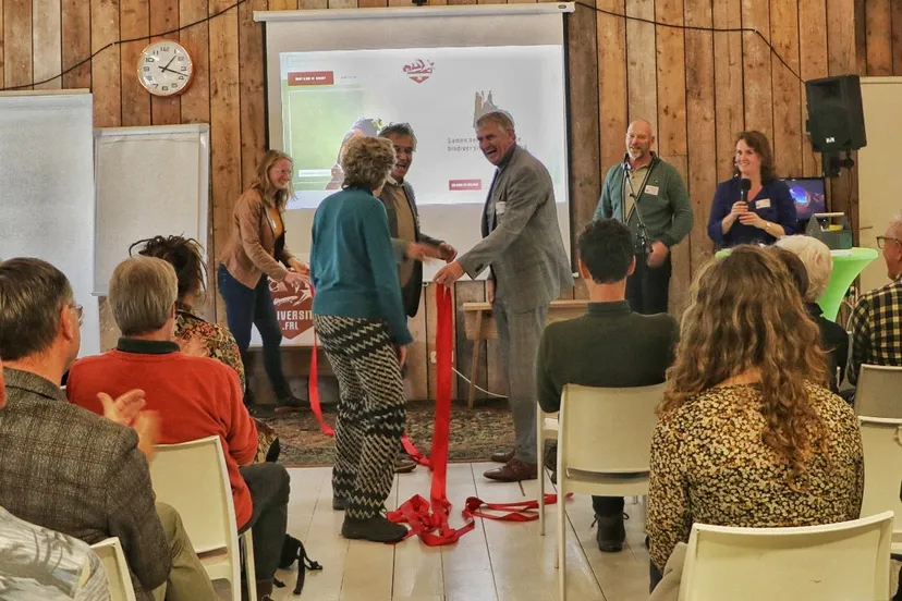 stuurgroepleden openen het platform