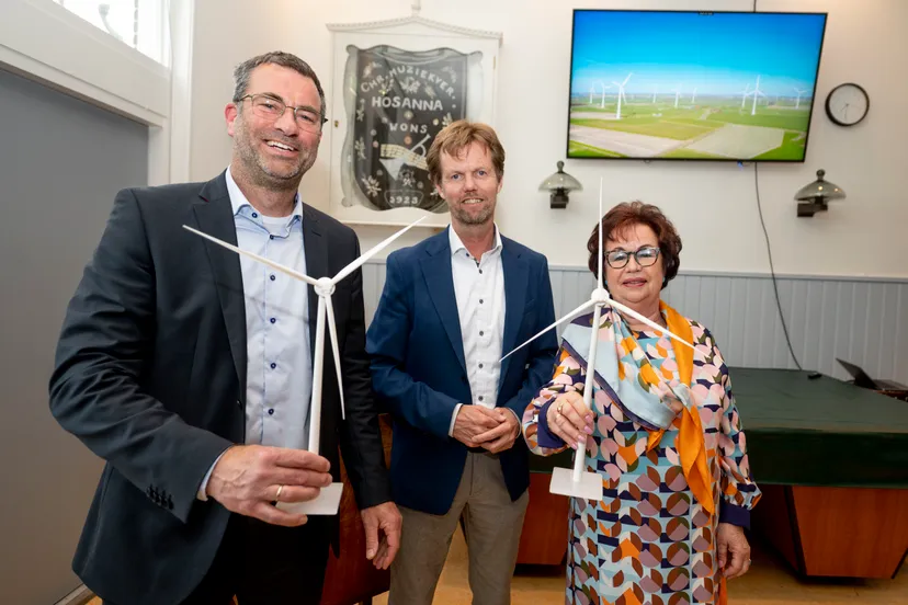 symbolische overdracht windmolens aan wetterskip fryslan en gemeente sudwest fryslan fotobureau het hoge noorden