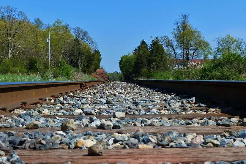 train tracks 164400 1280