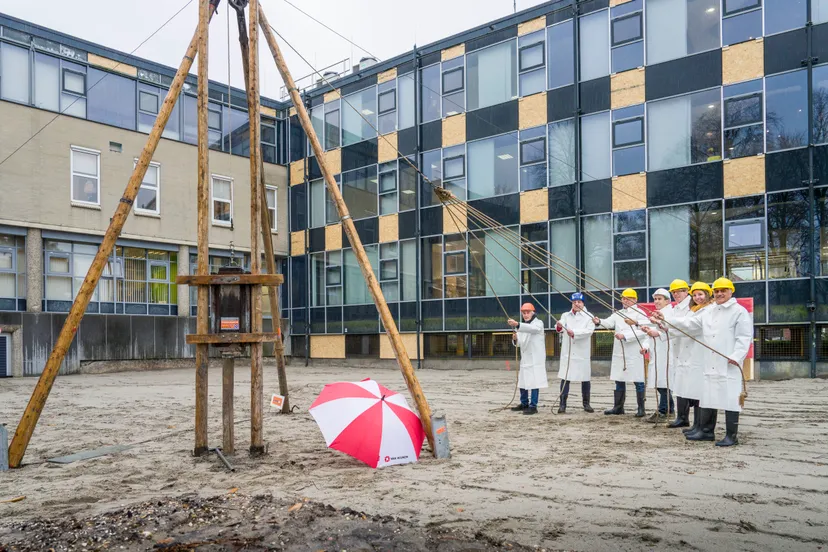 symbolische paal geslagen start ver en nieuwbouw gemeentehuis 2