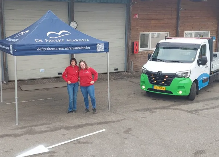 afvalcoaches met partytent 768x631