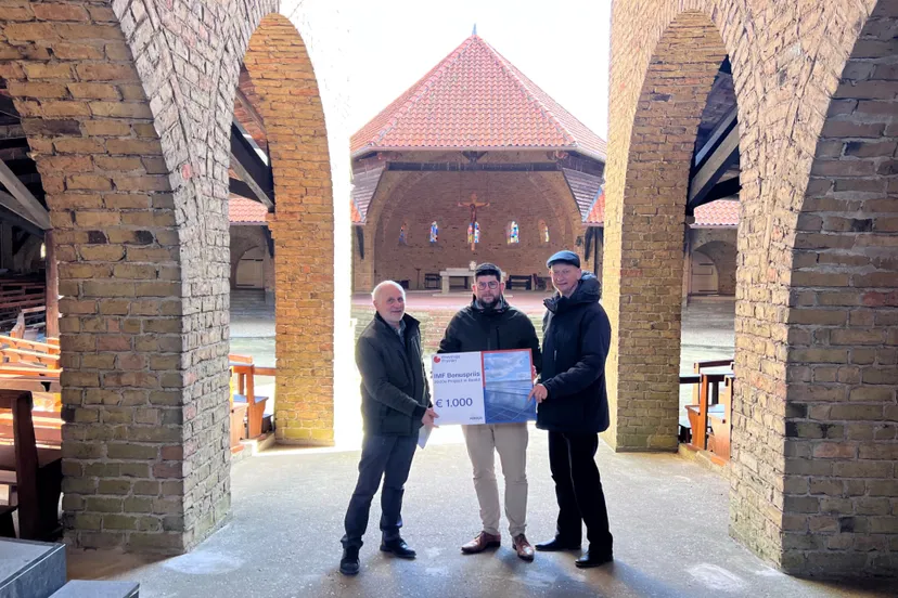 foto gedeputeerde knol in bonifatiuskapel 2000e imf project