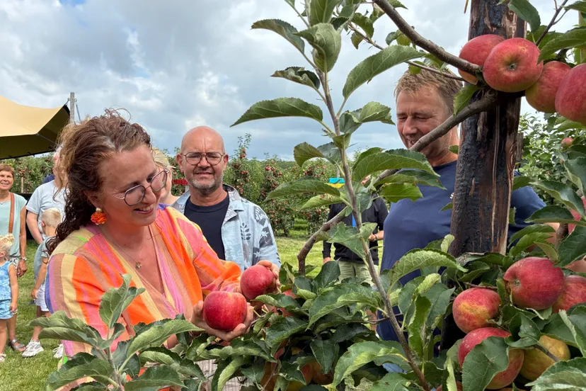 2025 - Geraldine plukt de eerste twee appels bij Vink Fruitboerderij IMG_2243