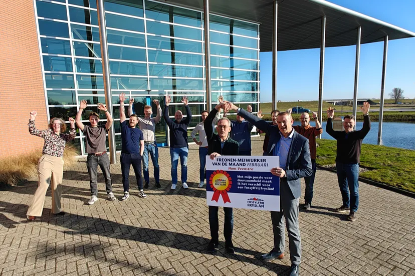Hans Veenstra (r) ontvangt de trofee uit handen van Bouwe de Boer (links)