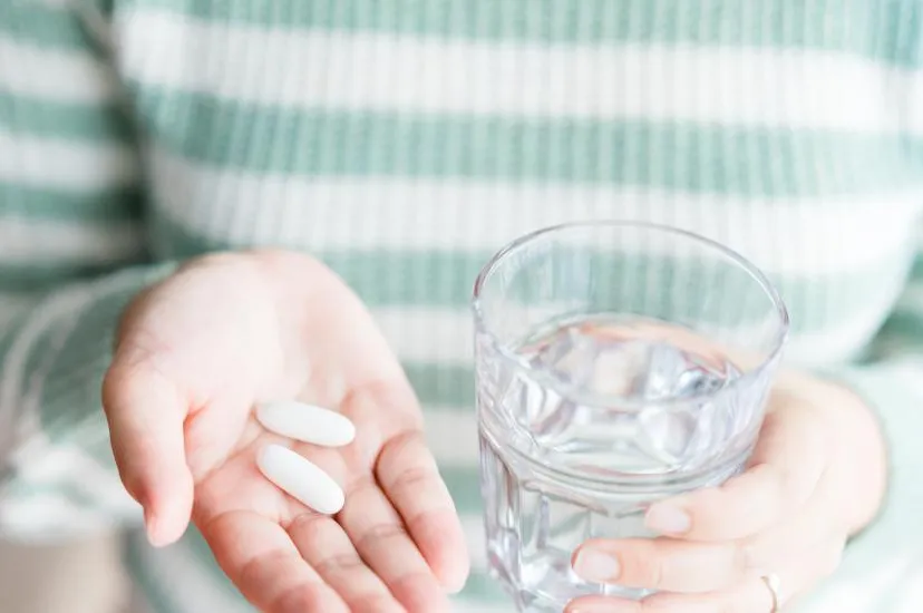 20181102 hand pillen glas water medicijnen 795092440