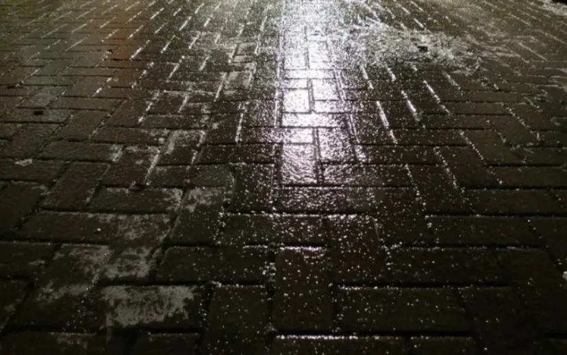 22dec12 ijzel wegdek roodeschool 715x408 915x518